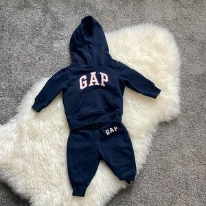Baby GAP sweatsuit 6-12 months